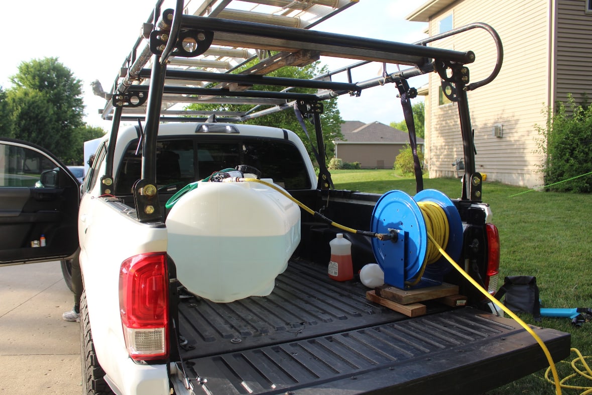 Water-fed cleaning system loaded in the bed of the surf. truck